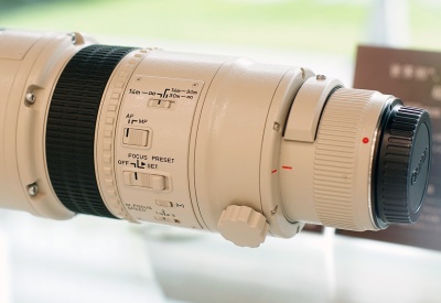 Detail ovládání Canon EF 1200mm f/5.6L USM